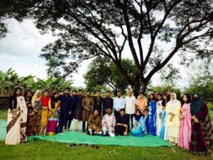 আকস্মিক বৃষ্টিতে চড়ুইভাতির গল্প